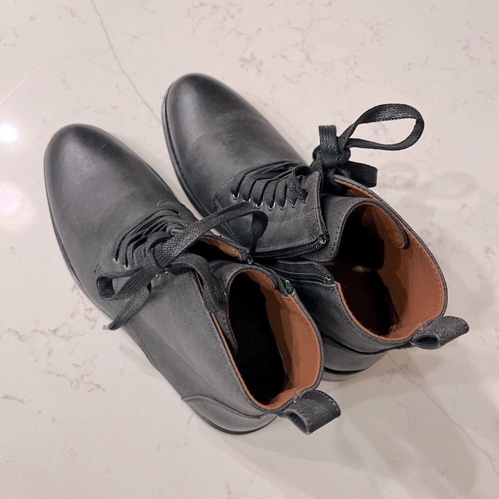 NWOT Polar Fox Lace up Chelsea Boots